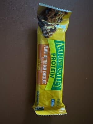Peanut Butter Dark Chocolate Chewy Bar från Nature Valley Protein – bar